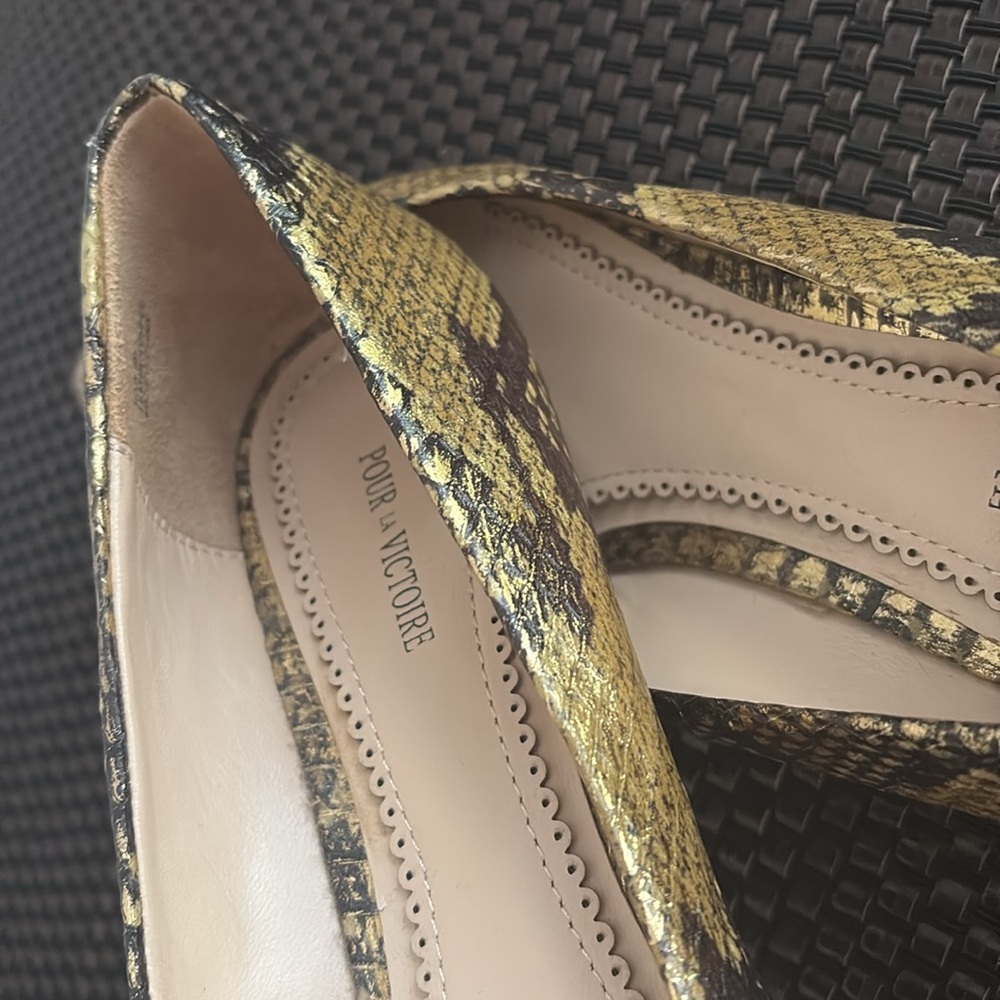 NWOT Pour La Victoire Gold Snakeskin Women's Flats, Sz 8 - Picture 5 of 12